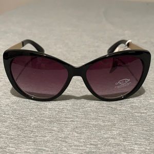 Oscar women’s sunglasses NWT